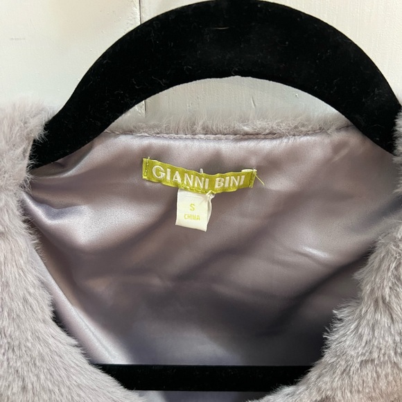 Gianni Bini faux fur cropped jacket size small. - Picture 2 of 3